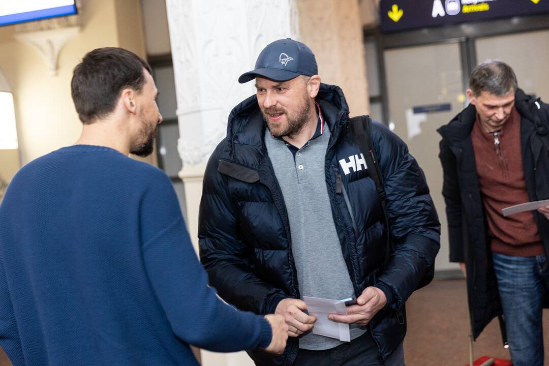 Filmo „ReEmigrantai“ komanda pasitinka grįžtančius oro uoste
