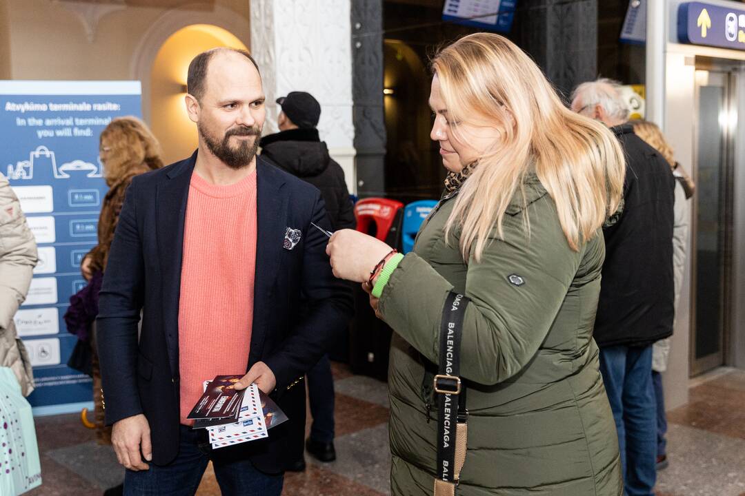 Filmo „ReEmigrantai“ komanda pasitinka grįžtančius oro uoste