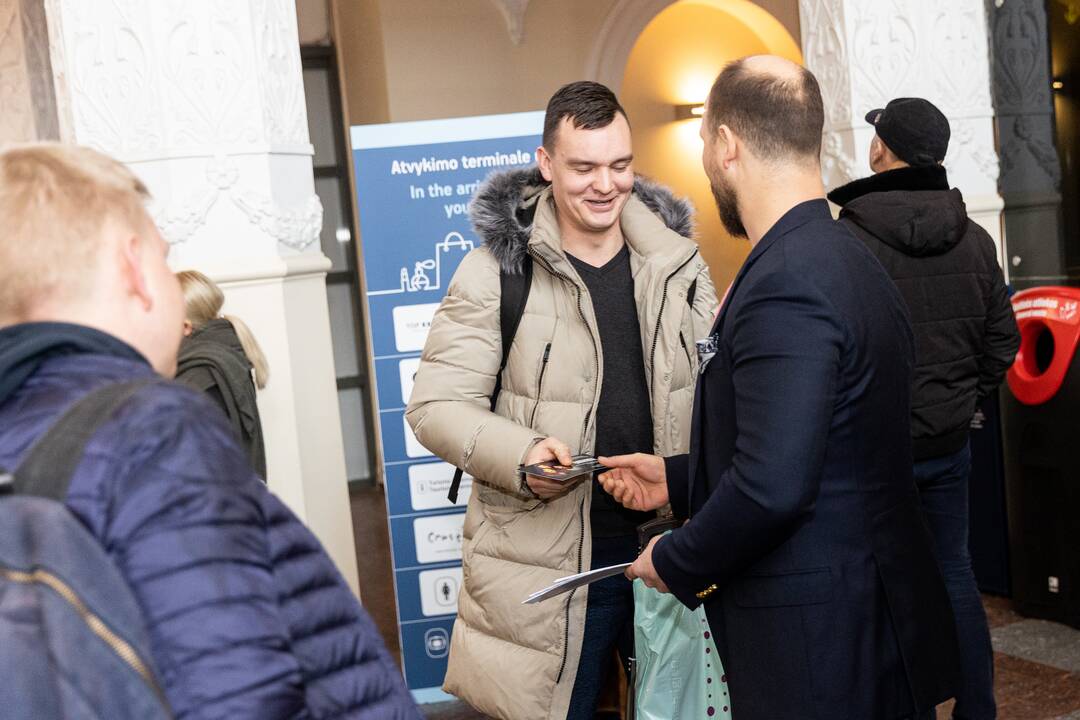 Filmo „ReEmigrantai“ komanda pasitinka grįžtančius oro uoste
