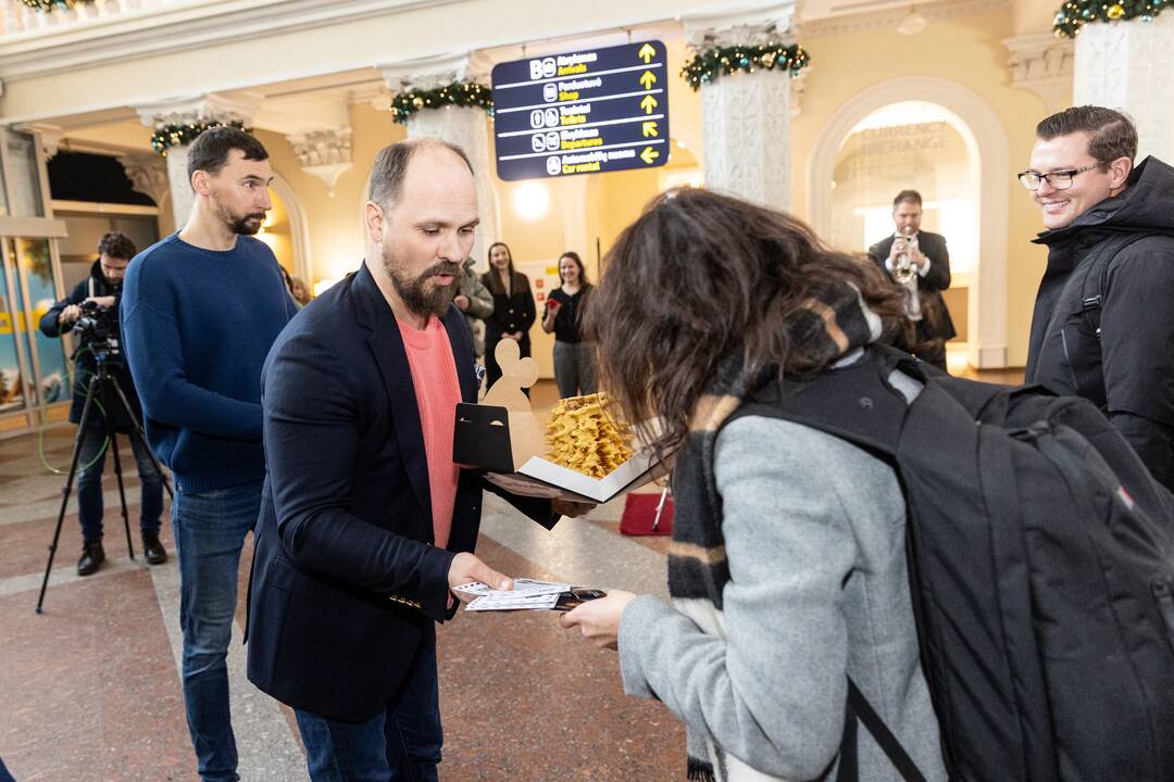 Filmo „ReEmigrantai“ komanda pasitinka grįžtančius oro uoste