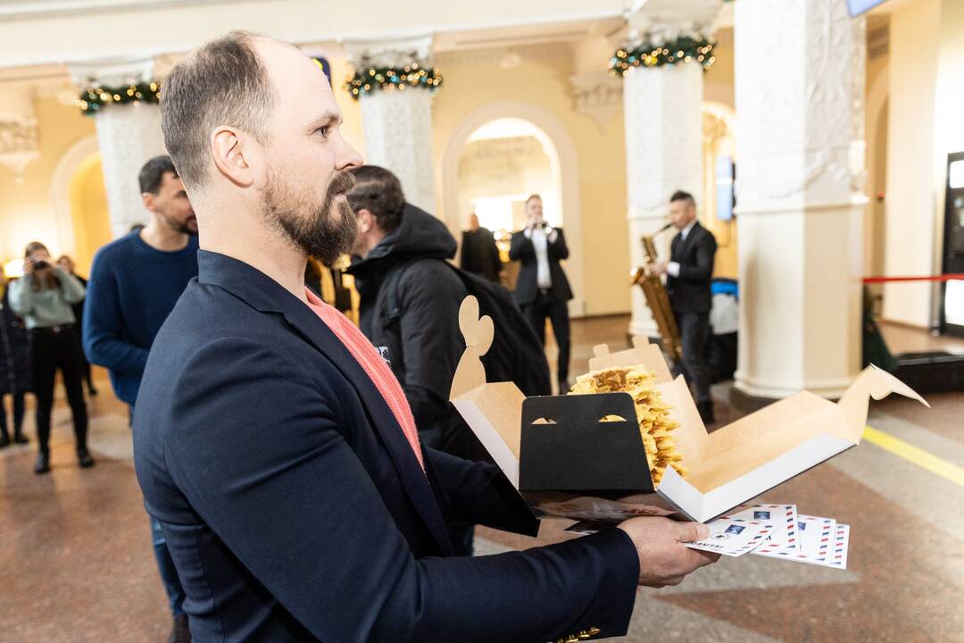 Filmo „ReEmigrantai“ komanda pasitinka grįžtančius oro uoste