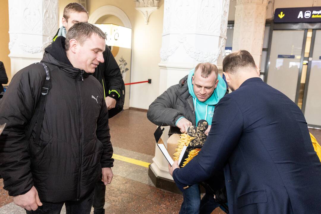 Filmo „ReEmigrantai“ komanda pasitinka grįžtančius oro uoste