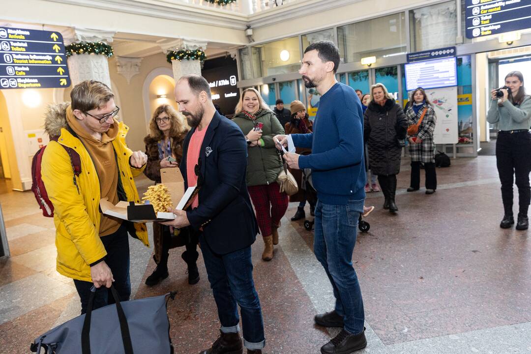 Filmo „ReEmigrantai“ komanda pasitinka grįžtančius oro uoste