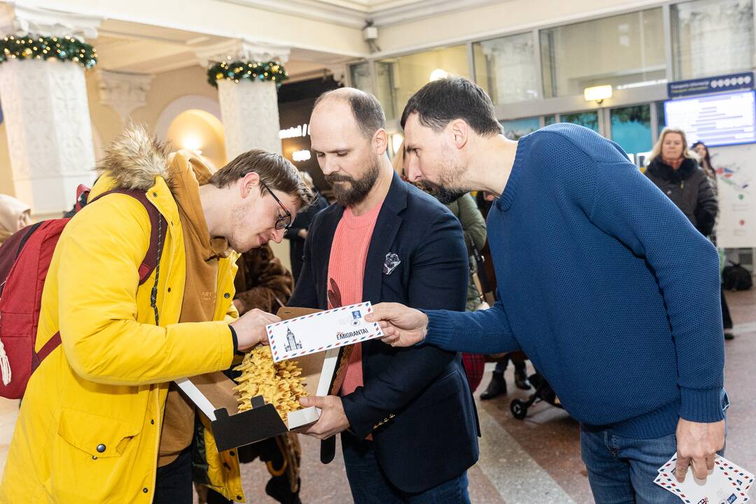 Filmo „ReEmigrantai“ komanda pasitinka grįžtančius oro uoste
