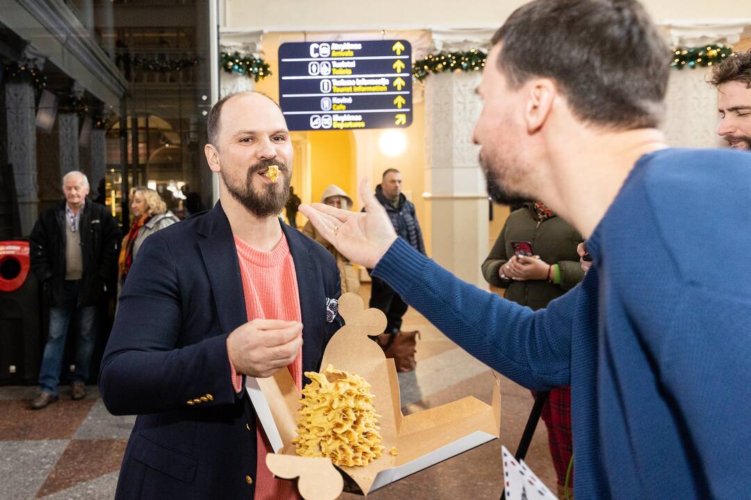 Filmo „ReEmigrantai“ komanda pasitinka grįžtančius oro uoste