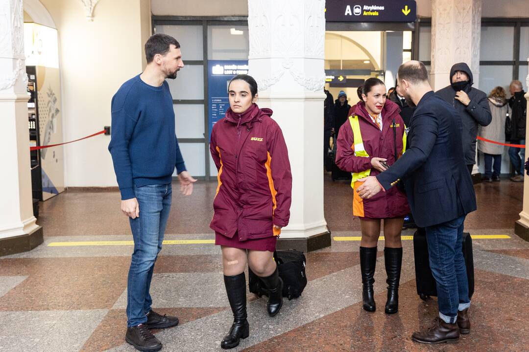Filmo „ReEmigrantai“ komanda pasitinka grįžtančius oro uoste