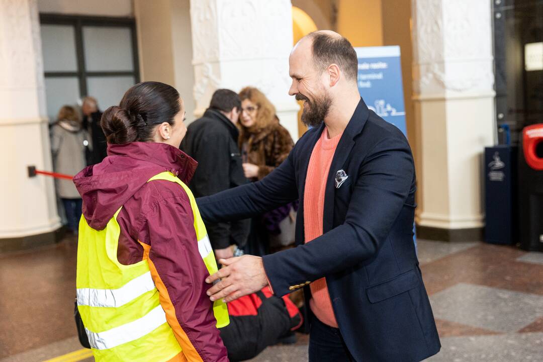 Filmo „ReEmigrantai“ komanda pasitinka grįžtančius oro uoste