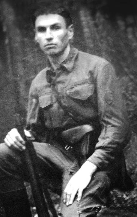 J. Barkauskas (kairėje nuotraukoje vaikinas, stovintis dešinėje), Petras Bankieta