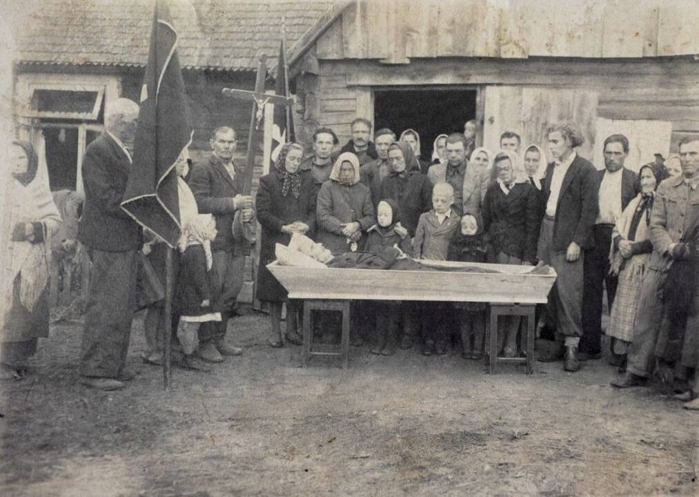 J. Barkauskas (kairėje nuotraukoje vaikinas, stovintis dešinėje), Petras Bankieta
