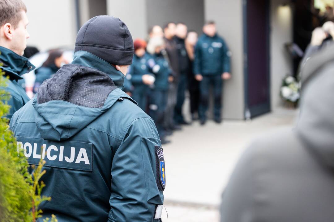 Trakuose atsisveikinama su tragiškai žuvusiu policijos pareigūnu