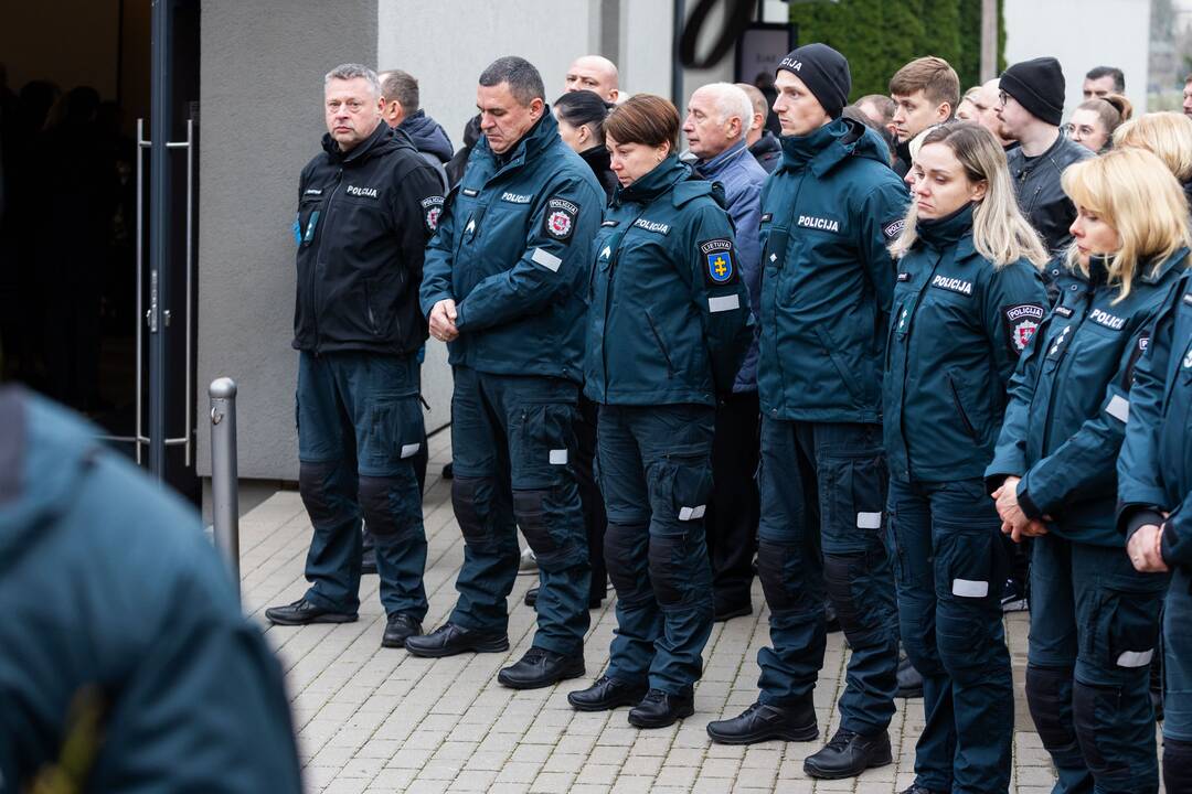 Trakuose atsisveikinama su tragiškai žuvusiu policijos pareigūnu