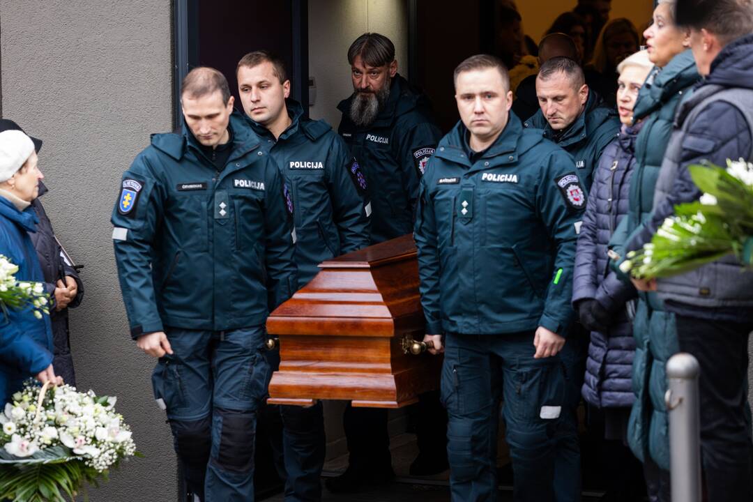 Trakuose atsisveikinama su tragiškai žuvusiu policijos pareigūnu