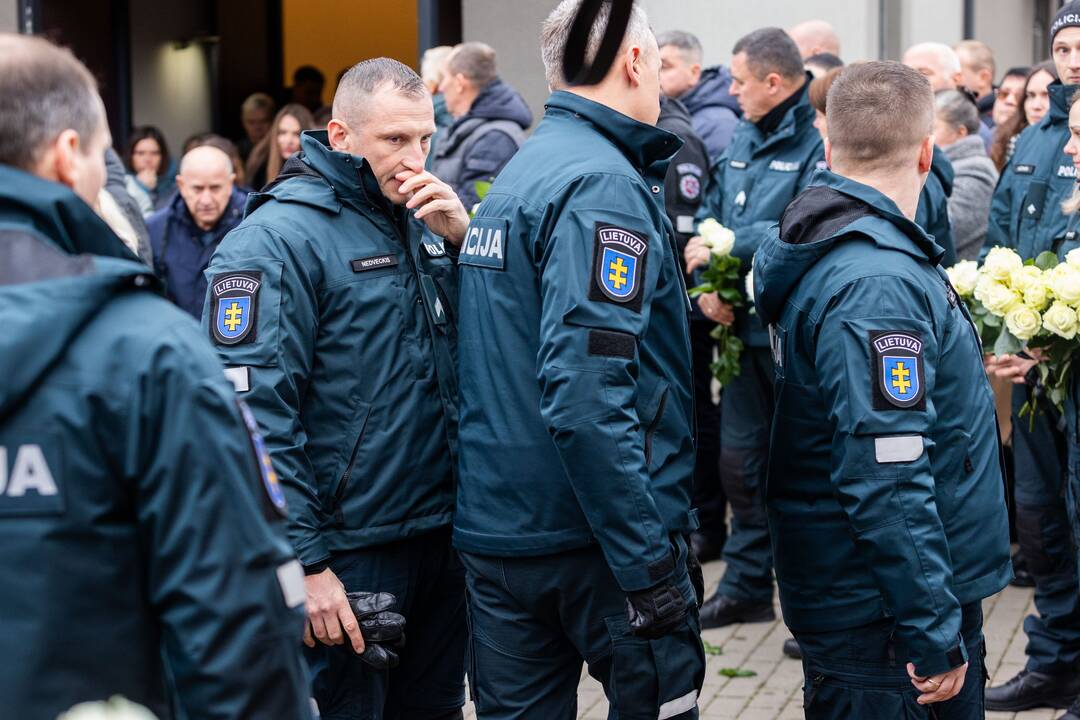 Trakuose atsisveikinama su tragiškai žuvusiu policijos pareigūnu