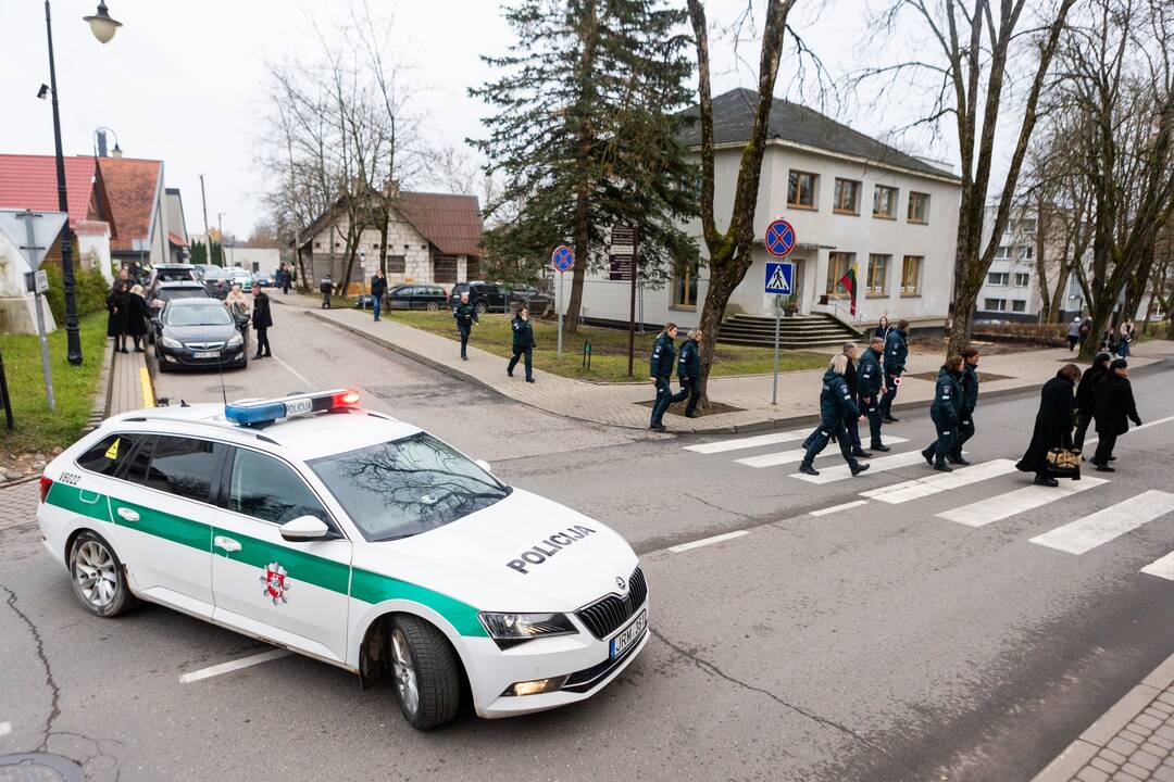 Trakuose atsisveikinama su tragiškai žuvusiu policijos pareigūnu