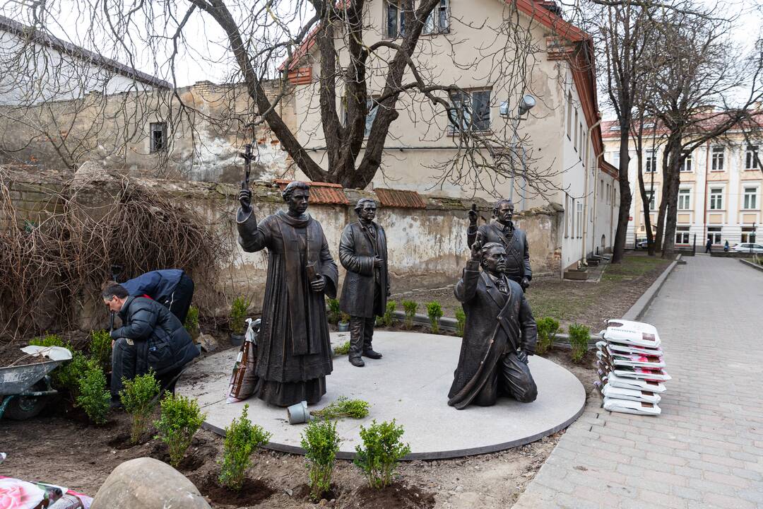 Naujos skulptūros prie Pranciškonų bažnyčios Vilniuje