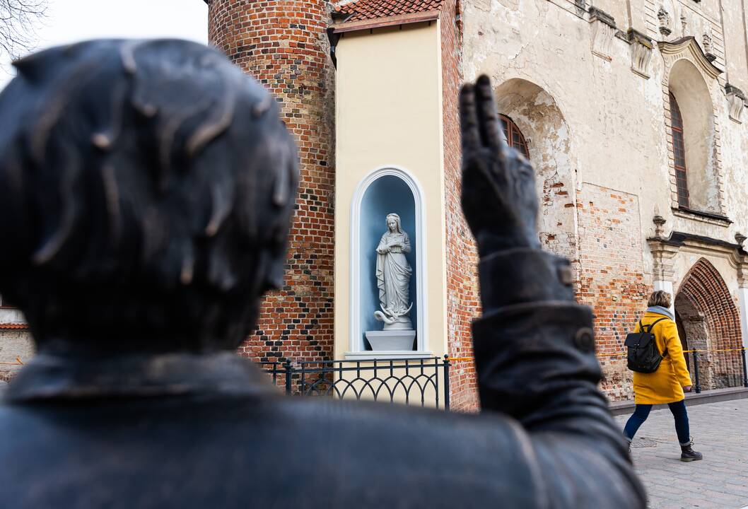 Naujos skulptūros prie Pranciškonų bažnyčios Vilniuje