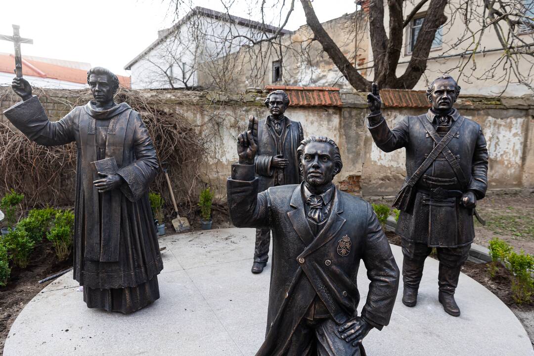 Naujos skulptūros prie Pranciškonų bažnyčios Vilniuje