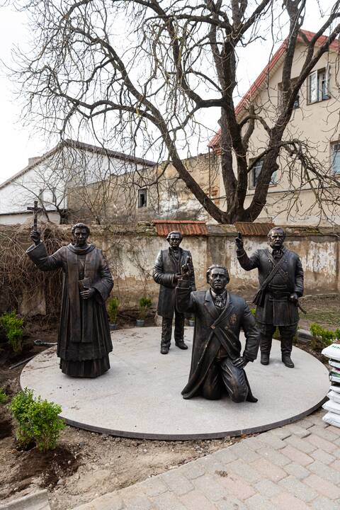 Naujos skulptūros prie Pranciškonų bažnyčios Vilniuje