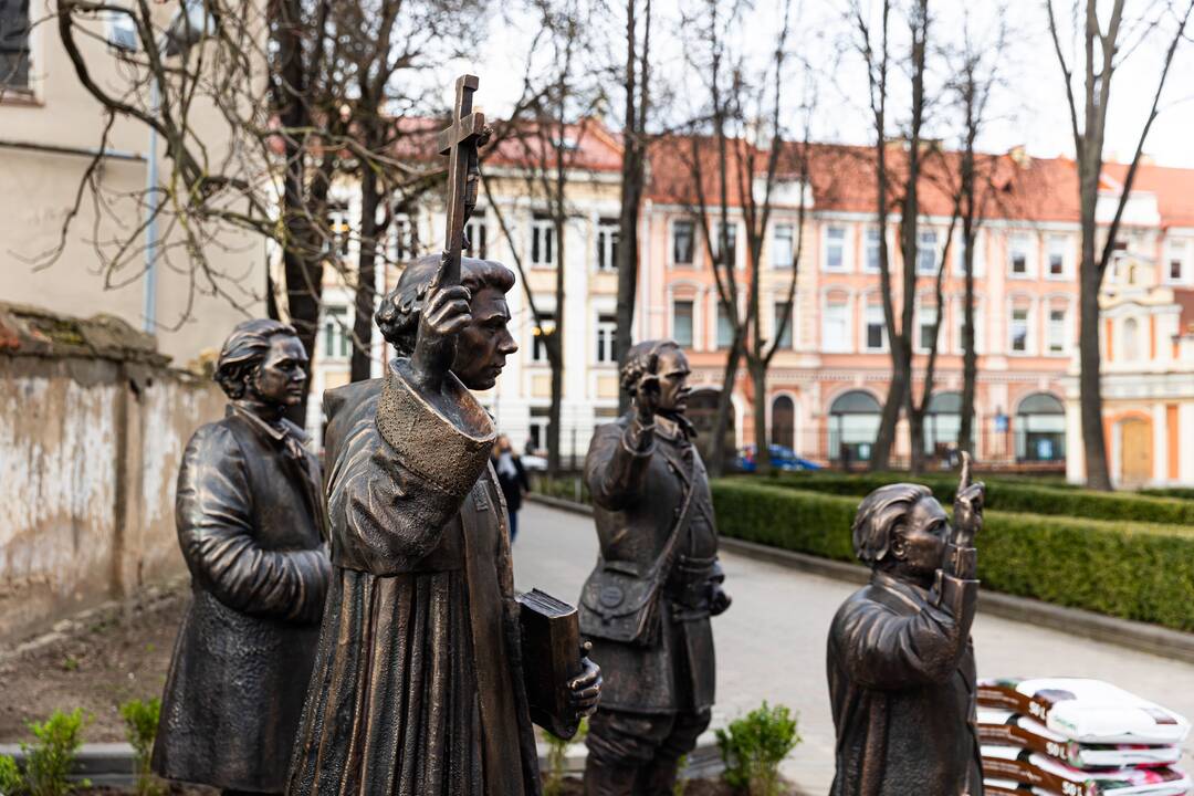 Naujos skulptūros prie Pranciškonų bažnyčios Vilniuje