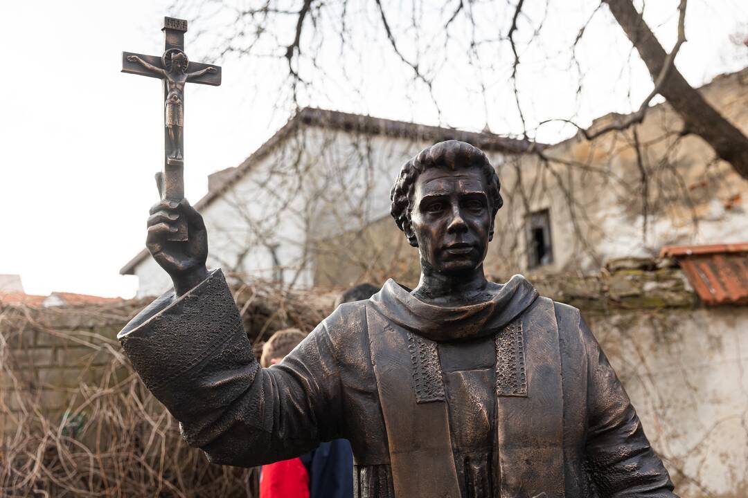 Naujos skulptūros prie Pranciškonų bažnyčios Vilniuje