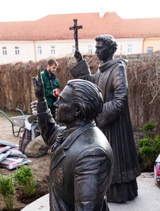 Naujos skulptūros prie Pranciškonų bažnyčios Vilniuje