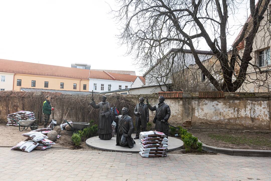 Naujos skulptūros prie Pranciškonų bažnyčios Vilniuje