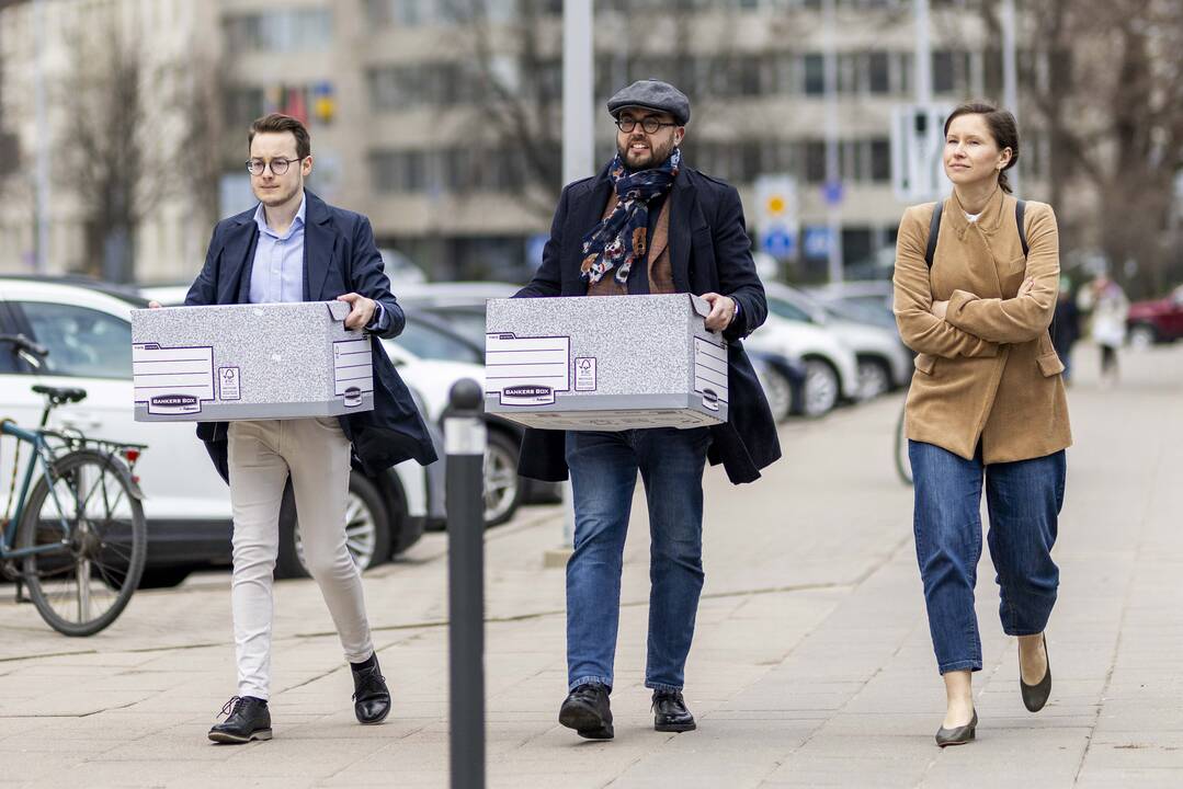 G. Nausėdos štabas atnešė parašus į VRK