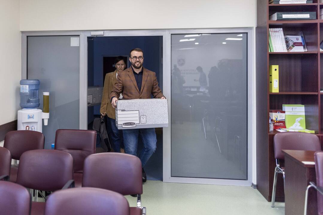 G. Nausėdos štabas atnešė parašus į VRK