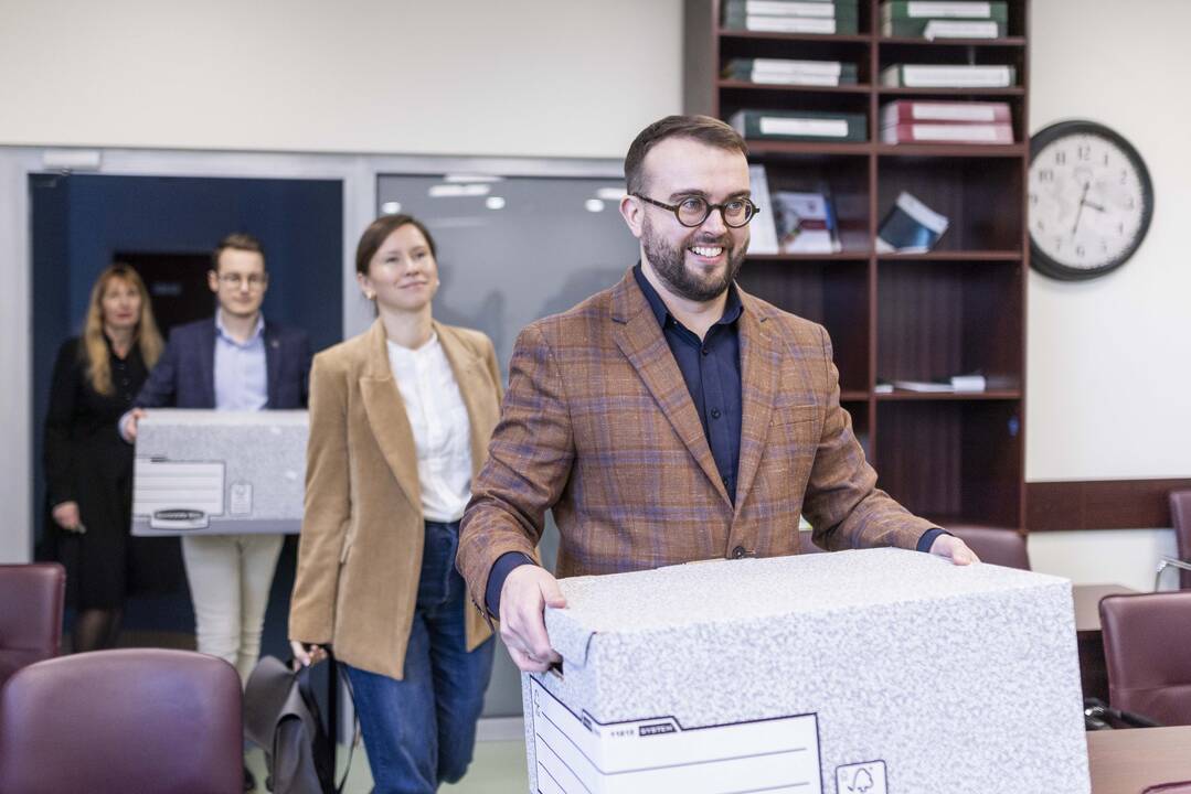 G. Nausėdos štabas atnešė parašus į VRK