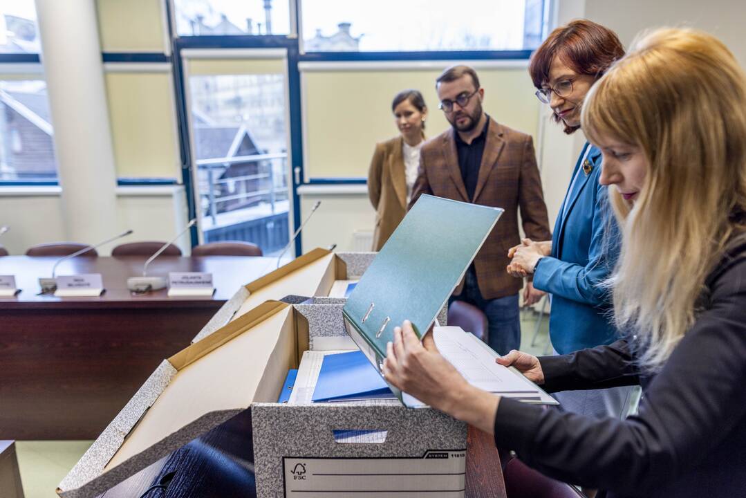 G. Nausėdos štabas atnešė parašus į VRK