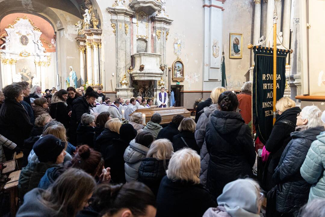 Disidentės, vienuolės N. Sadūnaitės laidotuvės