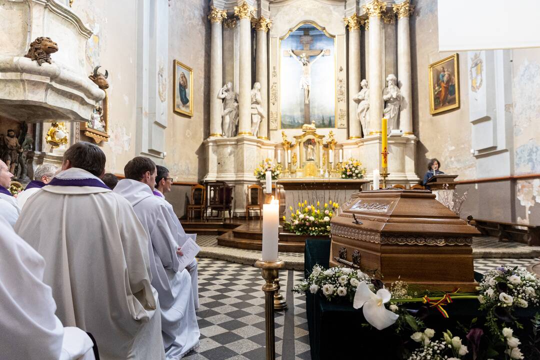 Disidentės, vienuolės N. Sadūnaitės laidotuvės