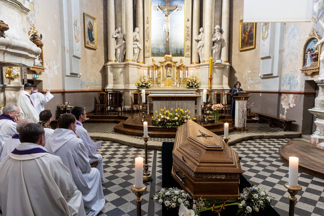 Disidentės, vienuolės N. Sadūnaitės laidotuvės
