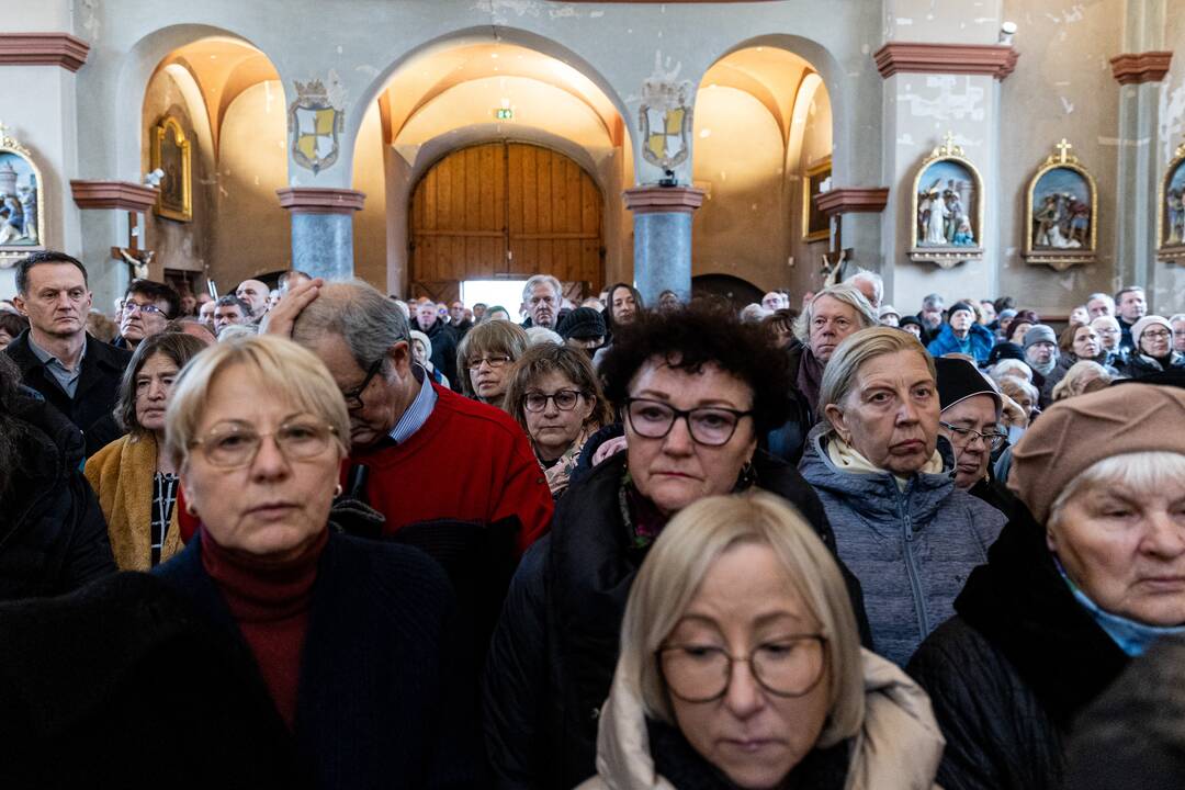 Disidentės, vienuolės N. Sadūnaitės laidotuvės