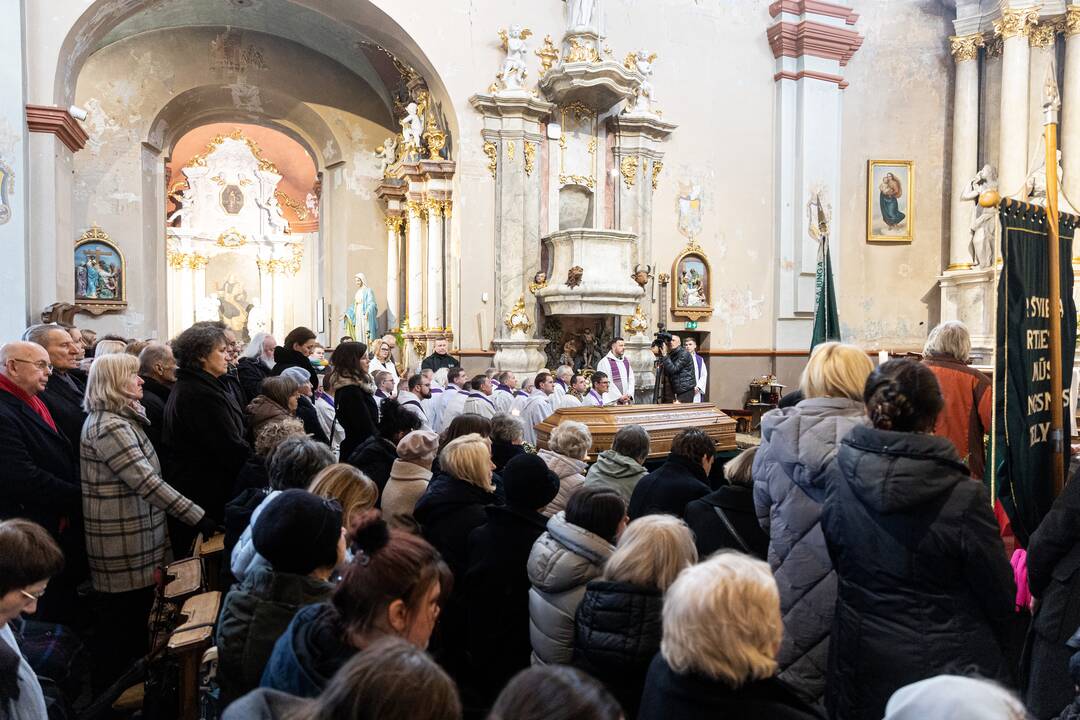 Disidentės, vienuolės N. Sadūnaitės laidotuvės