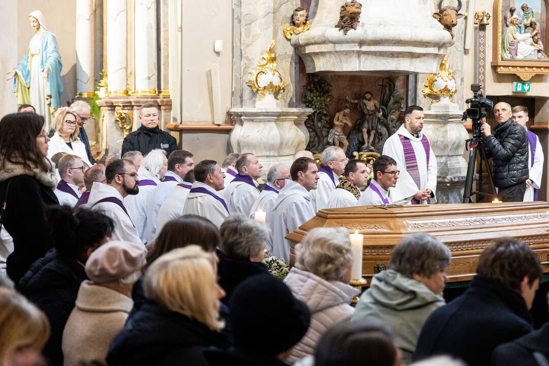 Disidentės, vienuolės N. Sadūnaitės laidotuvės