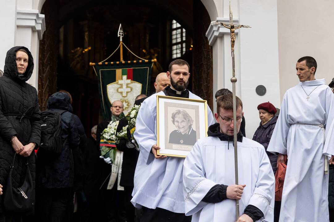 Disidentės, vienuolės N. Sadūnaitės laidotuvės