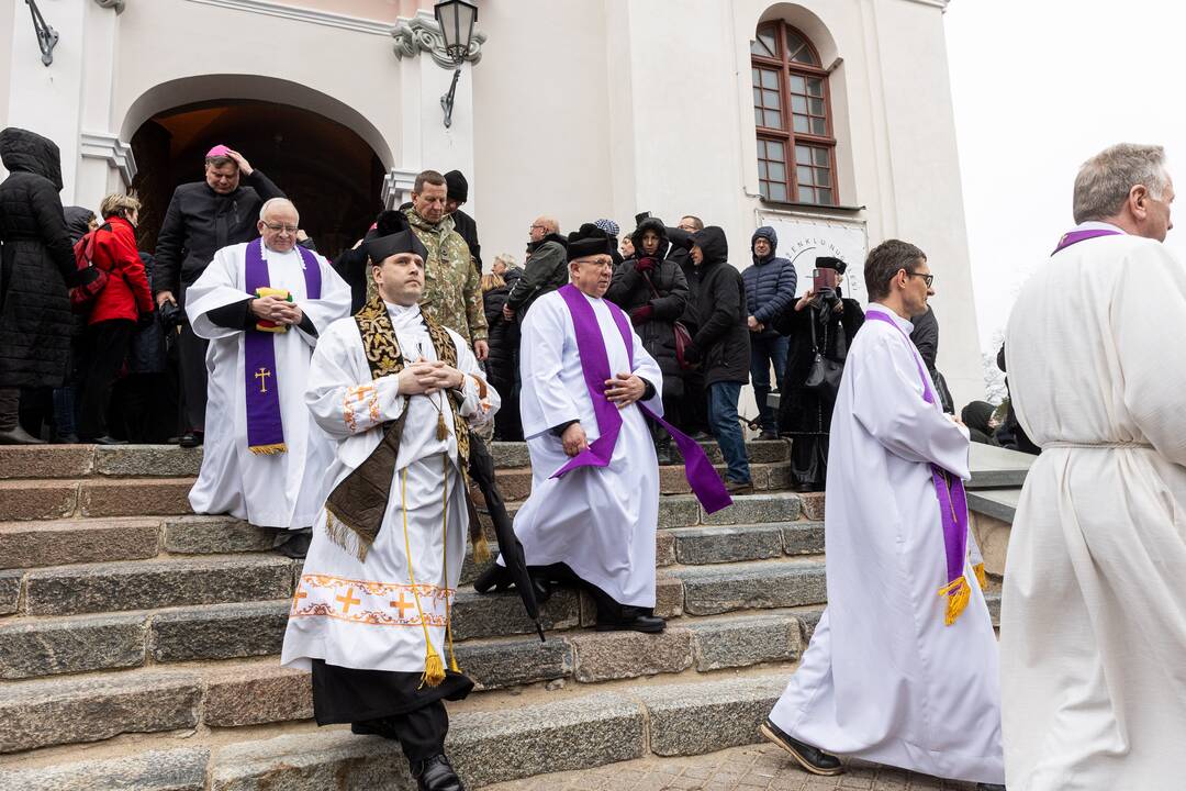 Disidentės, vienuolės N. Sadūnaitės laidotuvės