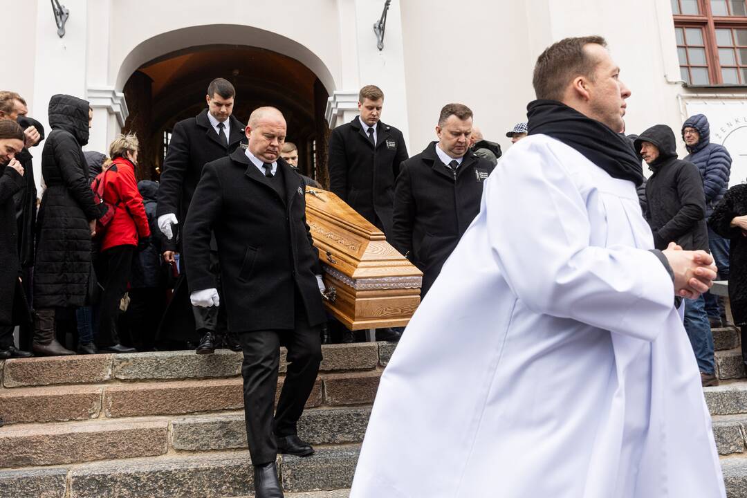 Disidentės, vienuolės N. Sadūnaitės laidotuvės