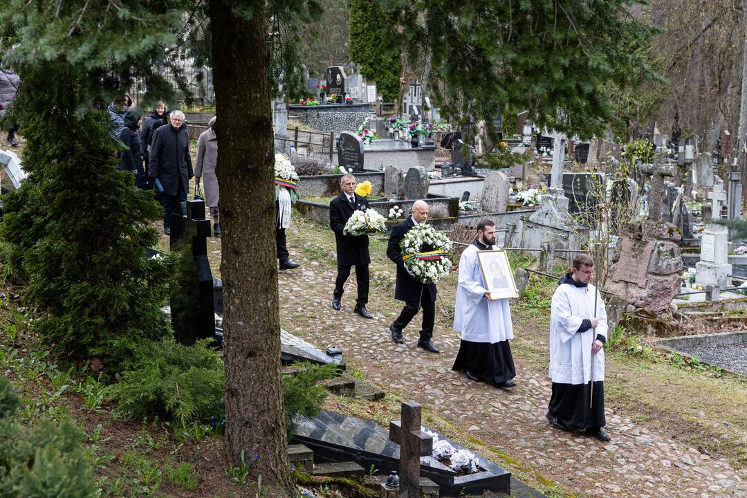 Disidentės, vienuolės N. Sadūnaitės laidotuvės