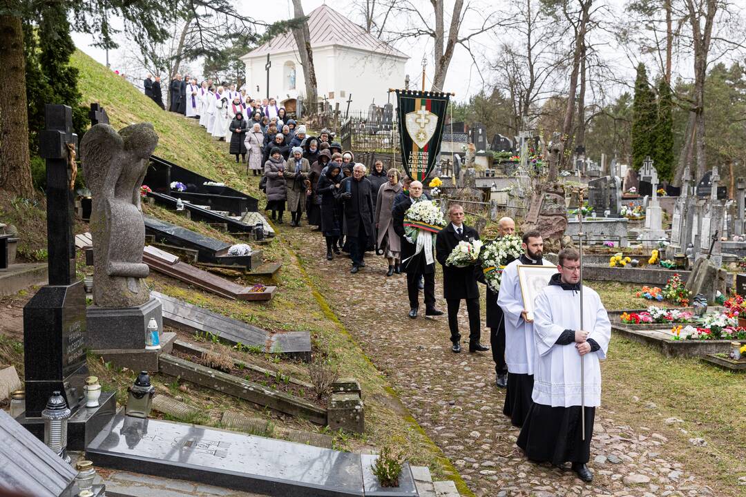 Disidentės, vienuolės N. Sadūnaitės laidotuvės