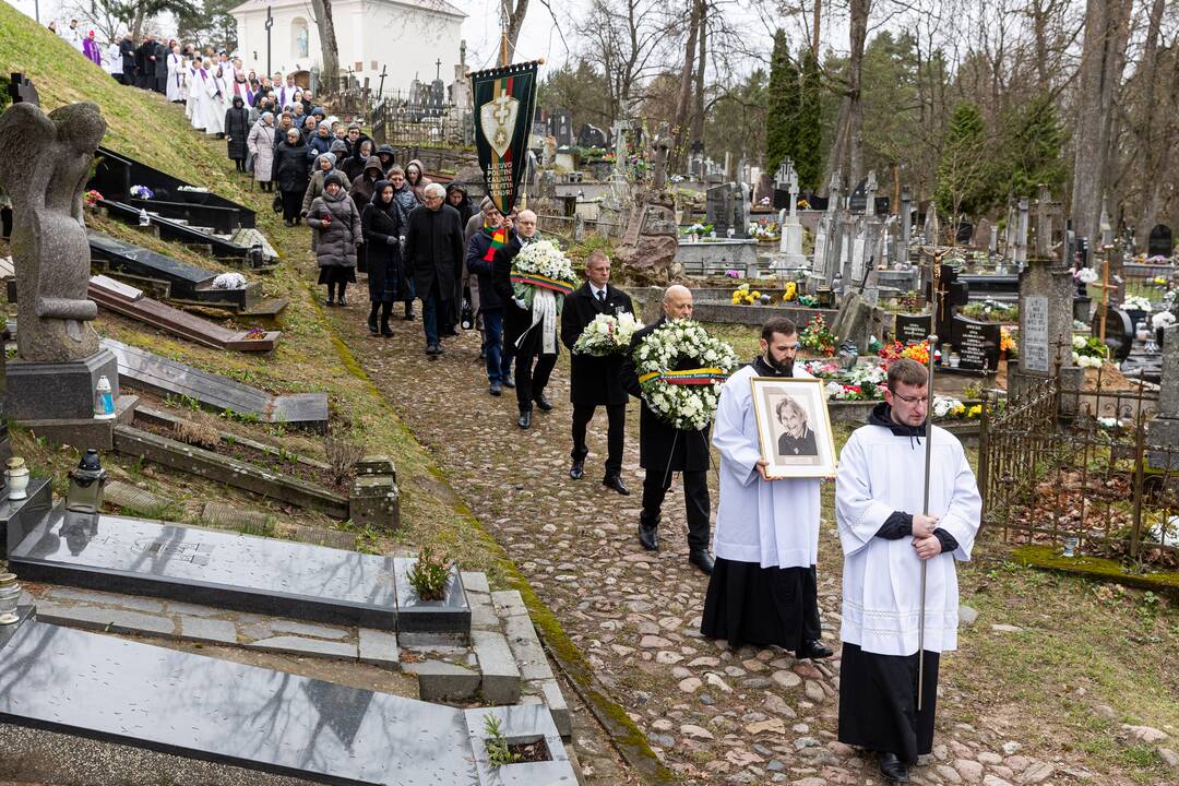 Disidentės, vienuolės N. Sadūnaitės laidotuvės