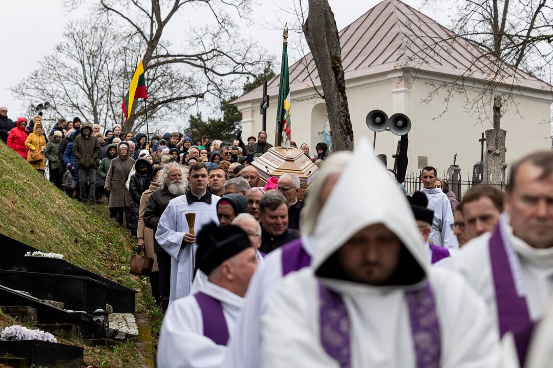 Disidentės, vienuolės N. Sadūnaitės laidotuvės