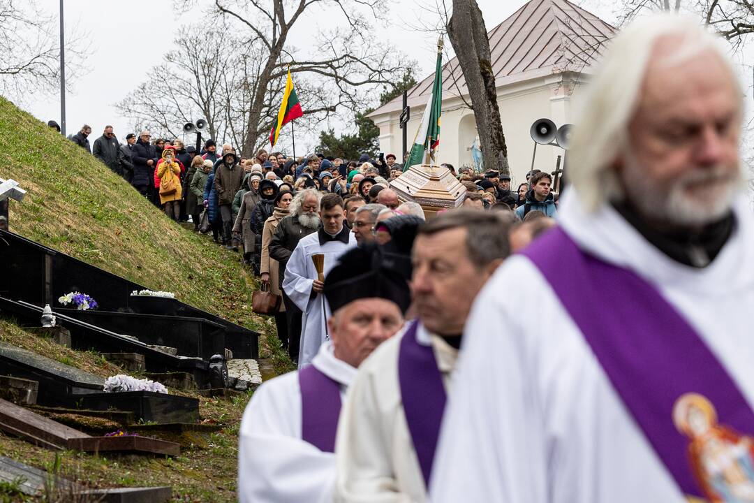 Disidentės, vienuolės N. Sadūnaitės laidotuvės