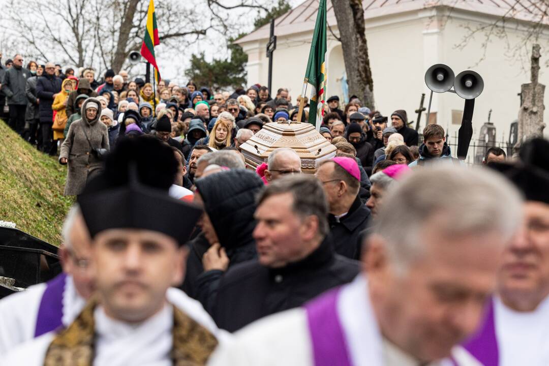 Disidentės, vienuolės N. Sadūnaitės laidotuvės