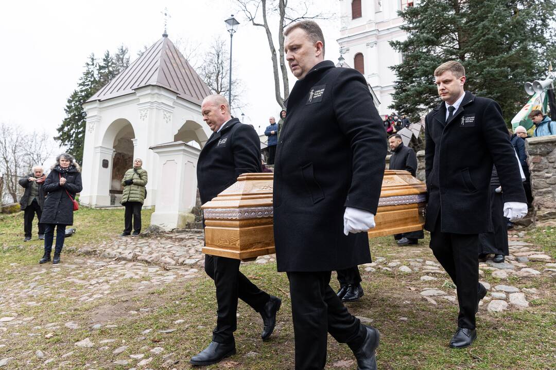 Disidentės, vienuolės N. Sadūnaitės laidotuvės