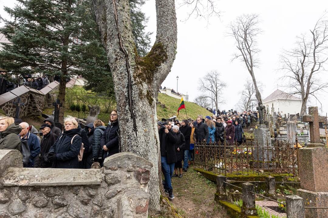 Disidentės, vienuolės N. Sadūnaitės laidotuvės