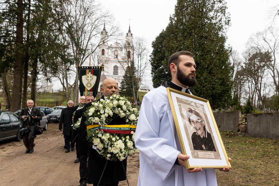 Disidentės, vienuolės N. Sadūnaitės laidotuvės