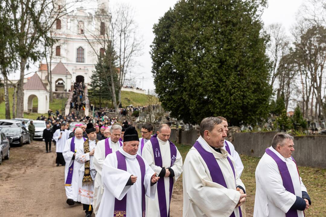 Disidentės, vienuolės N. Sadūnaitės laidotuvės