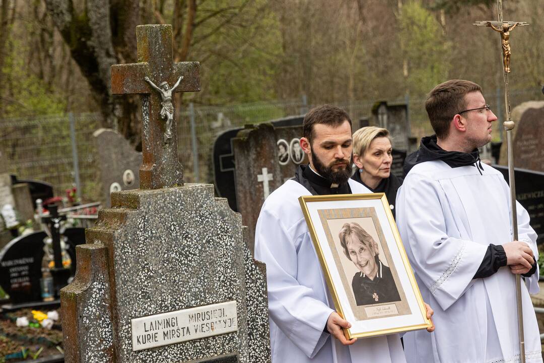 Disidentės, vienuolės N. Sadūnaitės laidotuvės
